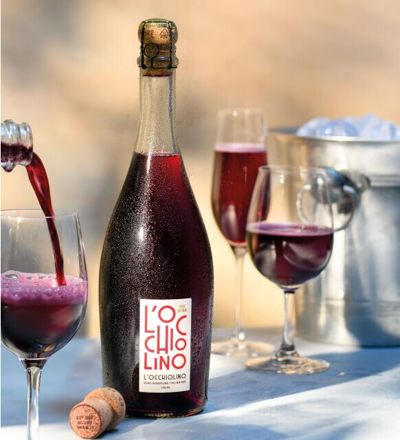 Red bubbly wine