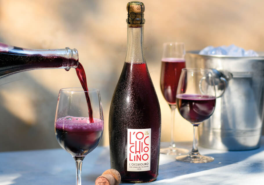 Red bubbly wine